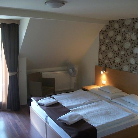 Balatonalmádi Hotel Viktoria מראה חיצוני תמונה