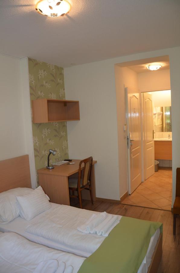 Balatonalmádi Hotel Viktoria מראה חיצוני תמונה
